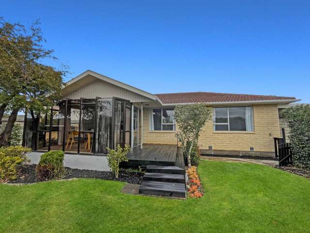 BELFAST - THREE BEDROOMS, SINGLE GARAGE, HEAT PUMP
