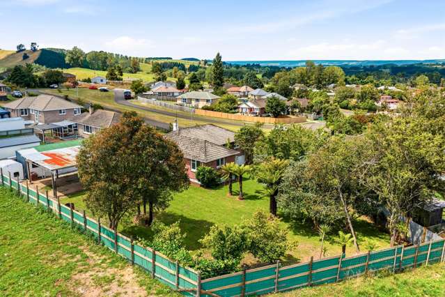 Sweeping Views on a 1145sqm Site