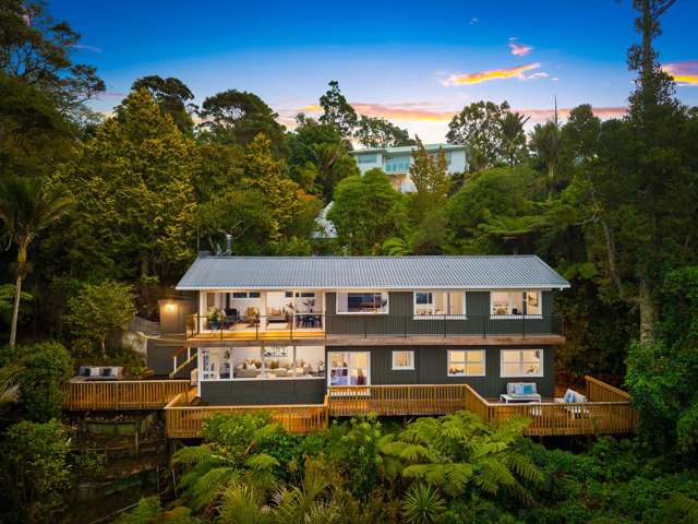 Titirangi's Finest - Views, Village & Prestige