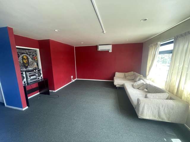 Spacious Apartment in Great Location!