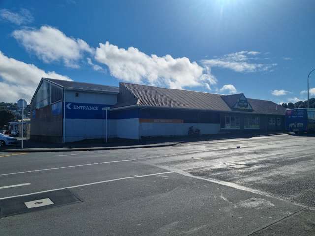 RARE WAREHOUSE CLOSE TO THE AIRPORT