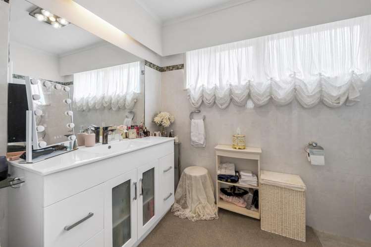 5 Borrowdace Avenue Botany Downs_11