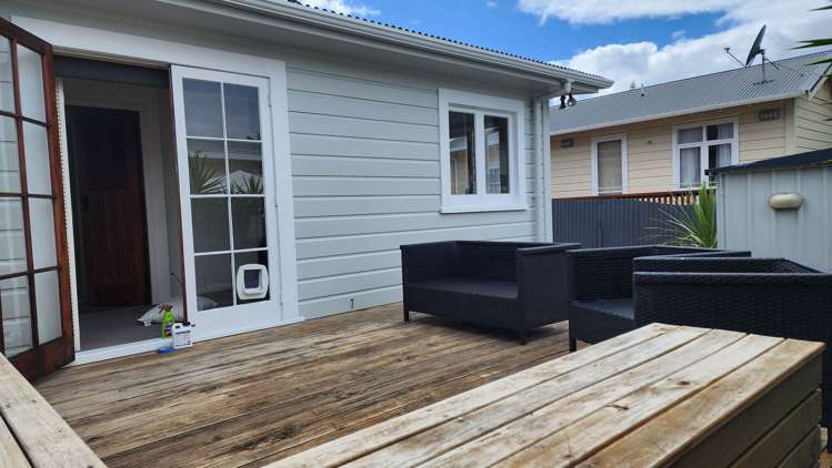 13 Toru Street Lyall Bay_16