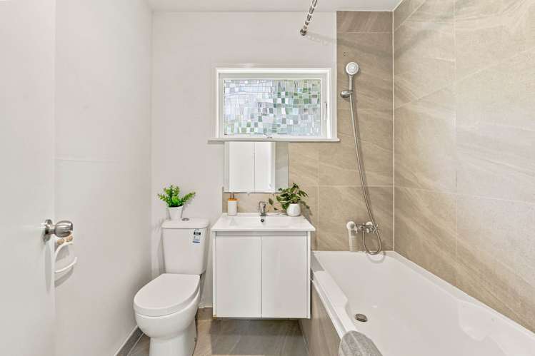 59B Ayton Drive Totara Vale_14
