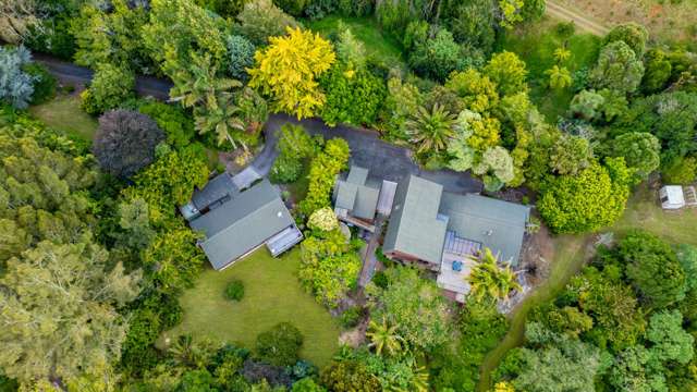 'Tauhinu' - 2 Dwellings, Trees and Privacy.