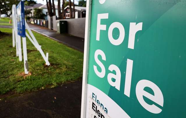 House sales on the verge of collapse due to finance delays, claim brokers