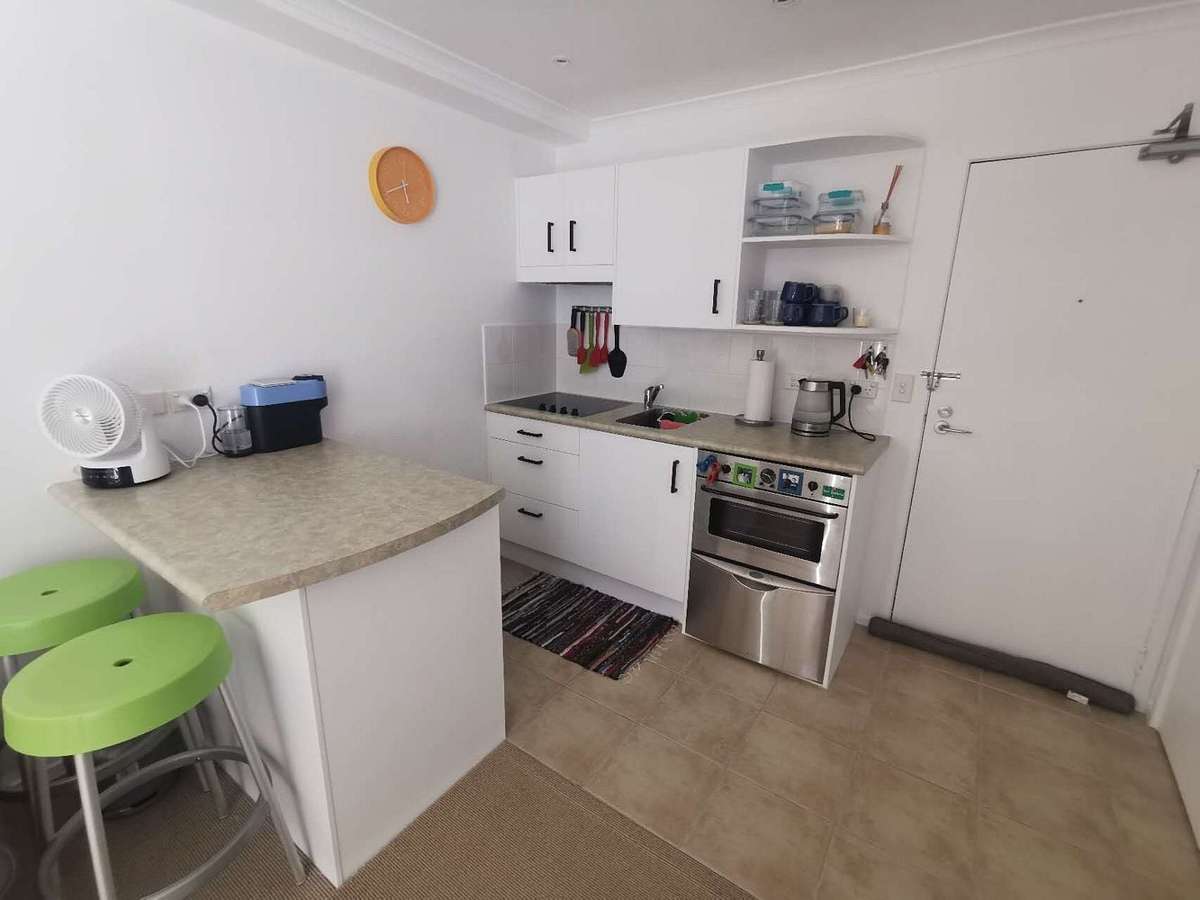 Modern 1-Bedroom Apartment with Secure Car Park ! 1
