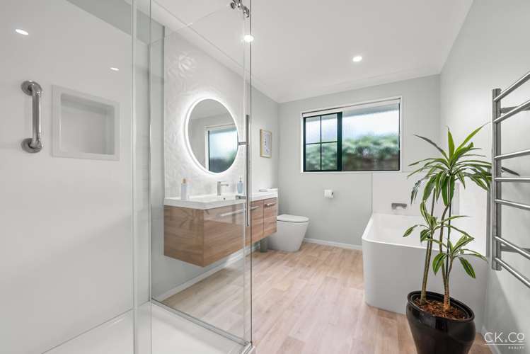 2/118 Whites Line East Waiwhetu_13