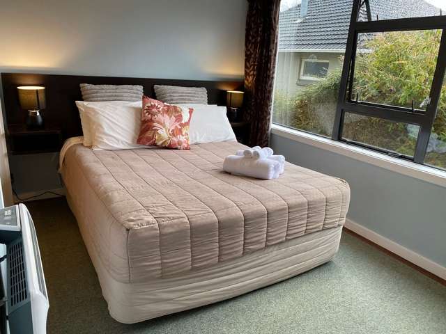 Furnished 2-Bedroom Flat in Upper Hutt, near CBD