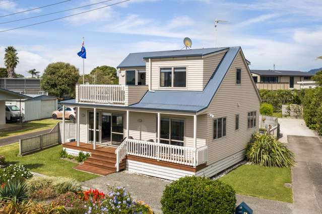 CHARMING COASTAL COTTAGE