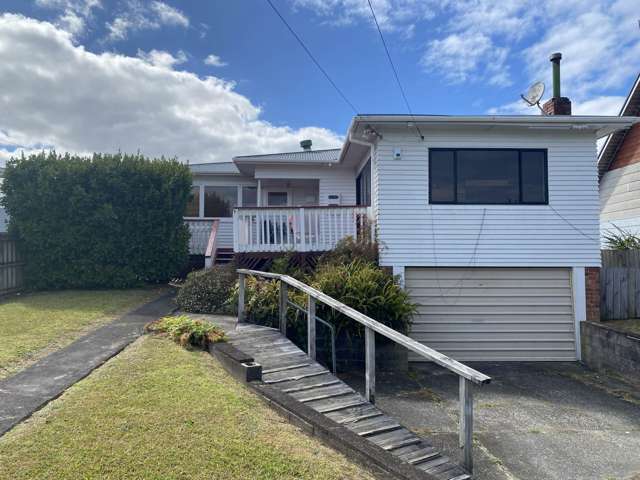 Sunny Freestanding 3-Bedroom Home in a Great L...