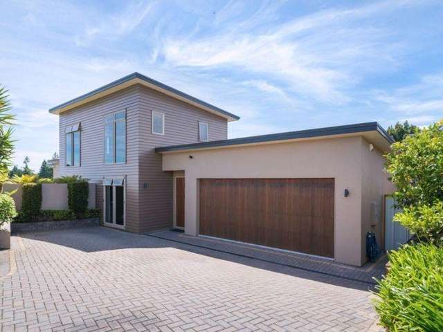 Executive Living with Golf Course Views!