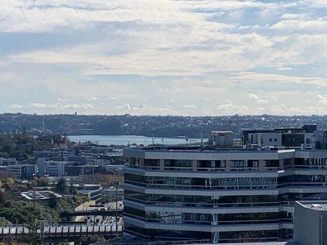 Central Auckland 2BR Apt w/ Parking