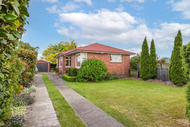 Endless Potential in Prime Amberley Location!