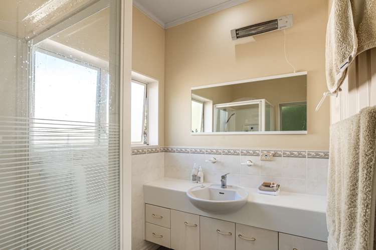 8 Fallsbrook Lane Mangere Bridge_19