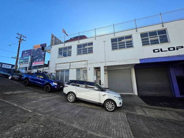 HIGH-QUALITY WAREHOUSE IN PRIME TAKAPUNA LOCATION