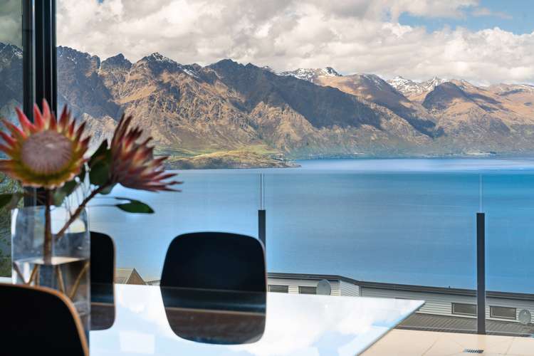 145 Wynyard Crescent Fernhill/Sunshine Bay_6