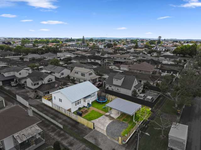 2 Bed + Study - Renovated Bungalow!