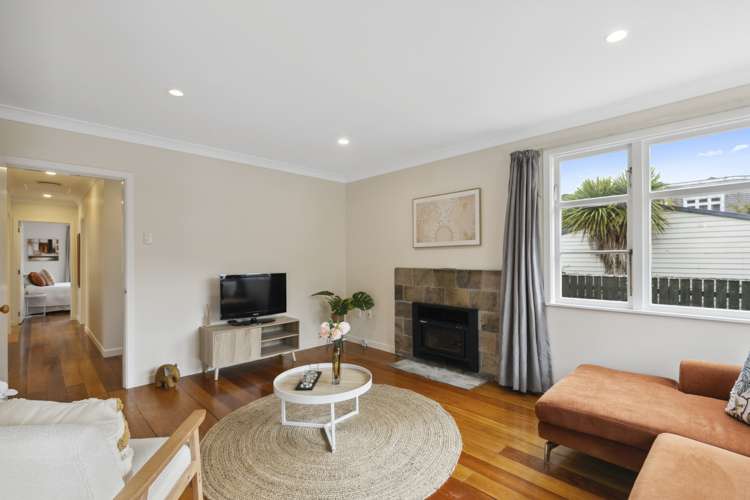 29 Collins Avenue Tawa_6