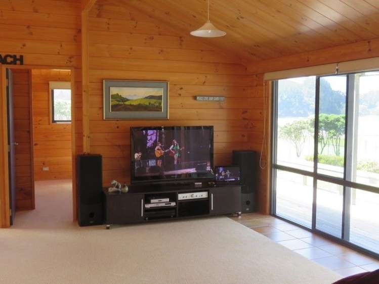 136 Oratia Place Onemana_10