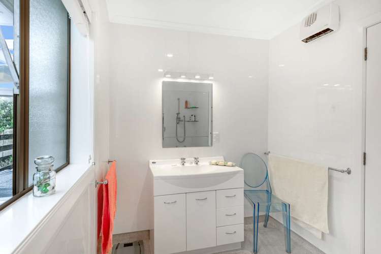 5 Chertsey Court Roslyn_16