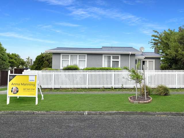 3 Car Garaging! Popular Maungaraki!