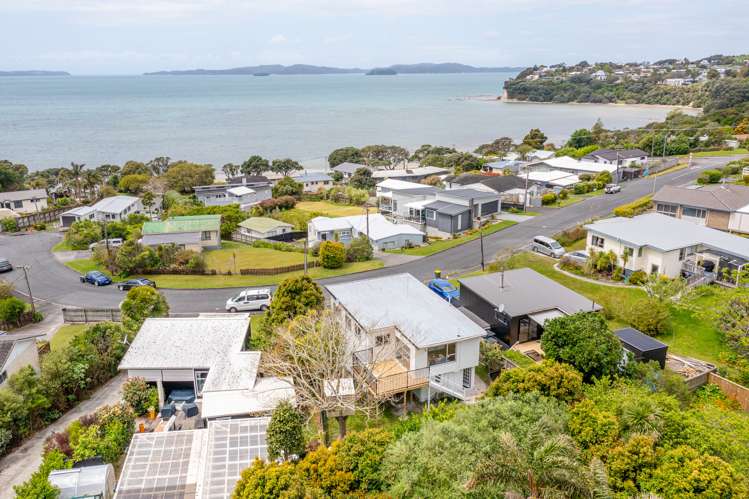 9 Piccadilly Circus Snells Beach_41