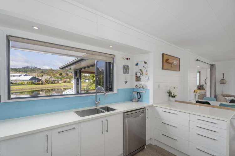 13 Martin Place Cooks Beach_3