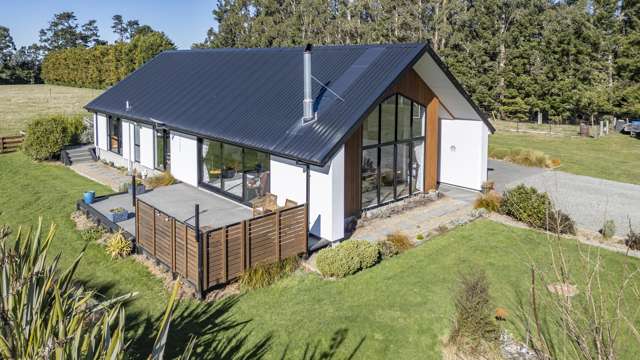 Modern Lifestyle Retreat, Views and Versatility