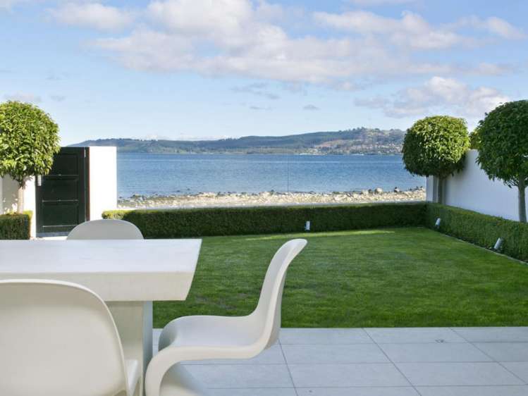 2/225 Lake Terrace Waipahihi_1