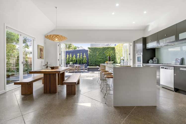 2 Ascot Avenue Narrow Neck_5