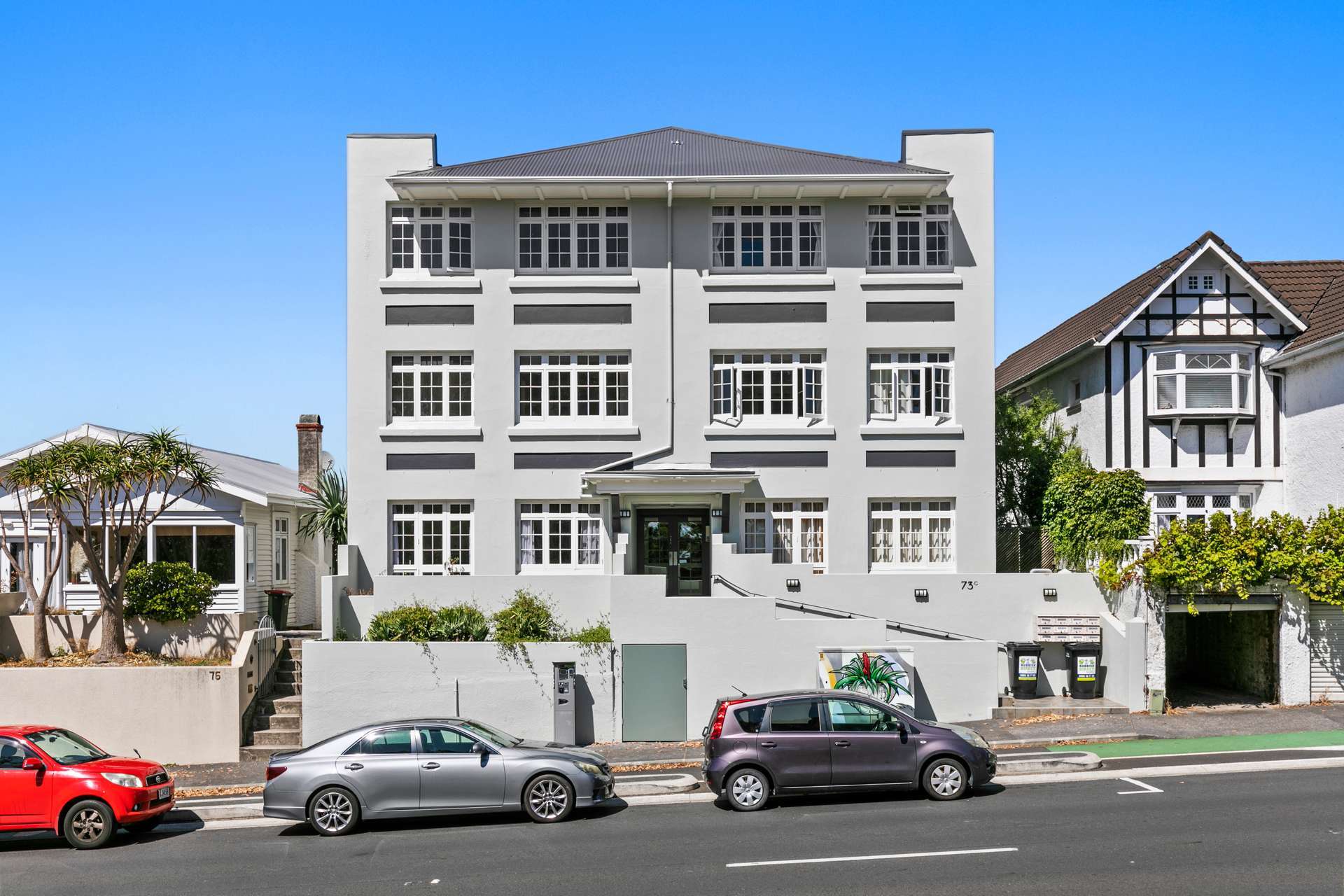 10/73C Carlton Gore Newmarket_0