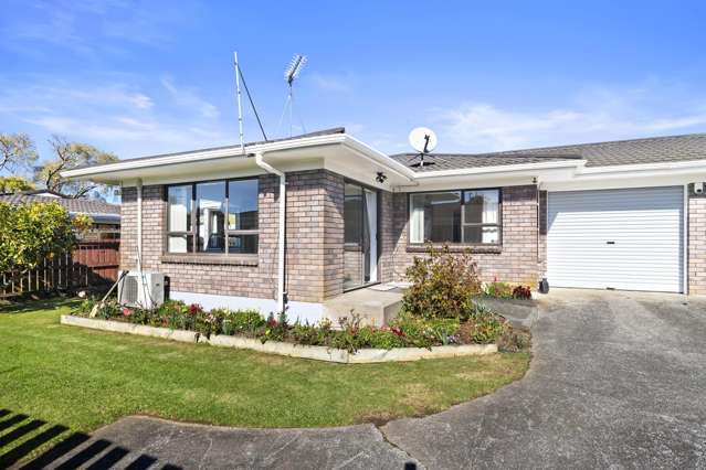 Sun-Soaked End Unit, Central Pukekohe!