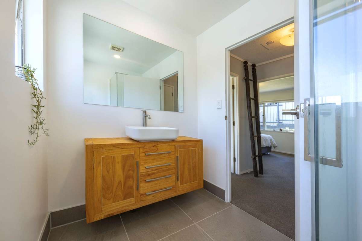 2/11 Longreach Drive_5