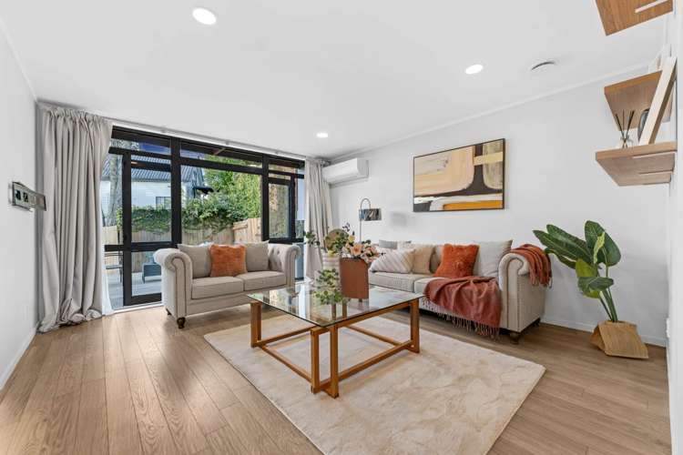 2/30b Verbena Road Birkdale_1