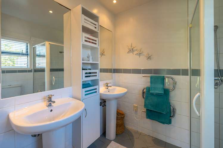 8 Esslin Road Surfdale_13