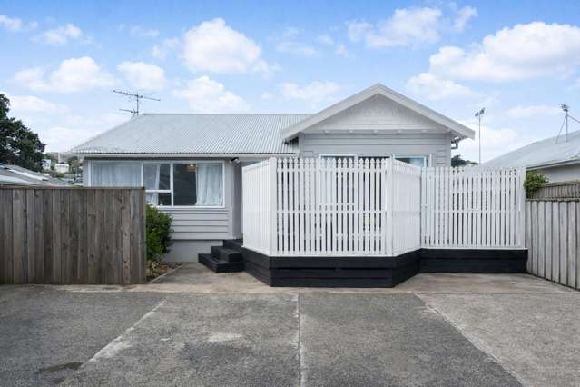Charming Miramar Bungalow