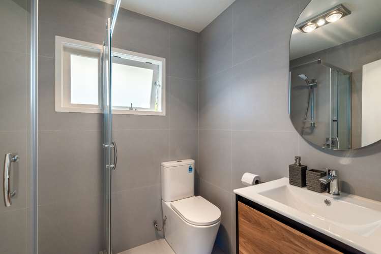 2/5 Battle Place Glenfield_10