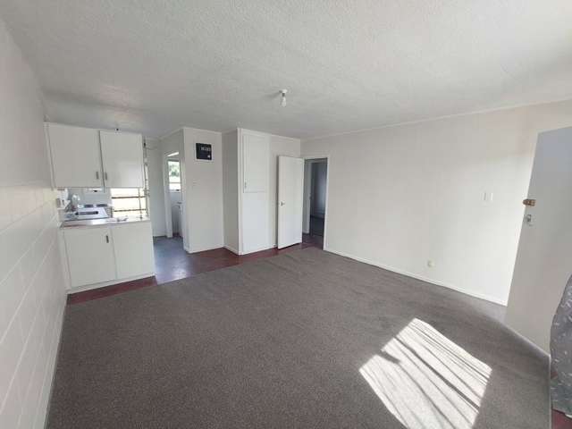 2/90 Kenderdine Road 10695_1