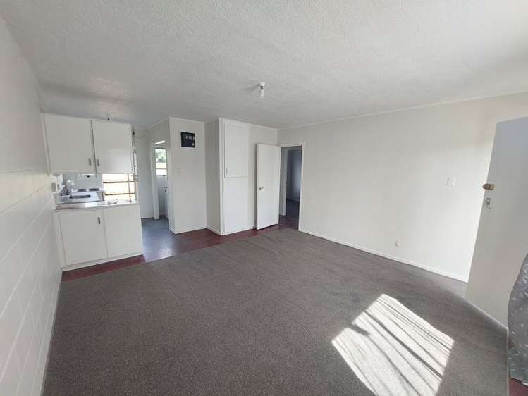 2/90 Kenderdine Road 10695_1