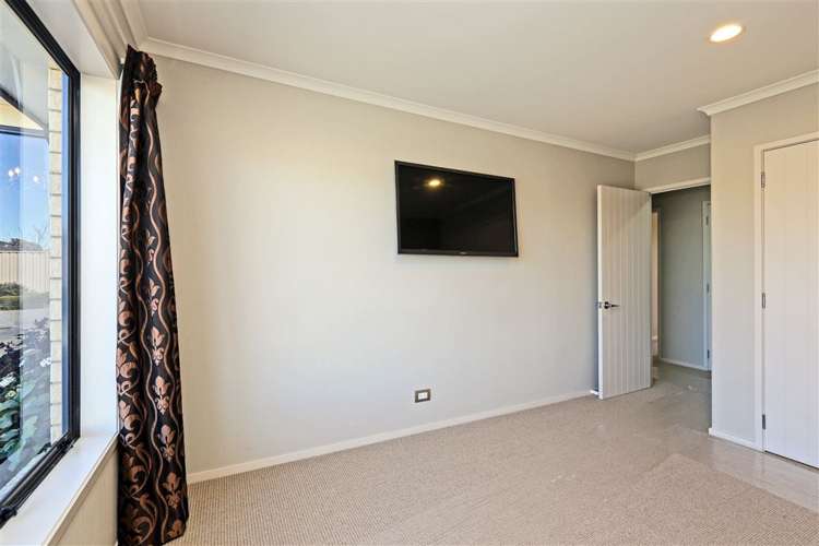 11 Lardon Place Frimley_17