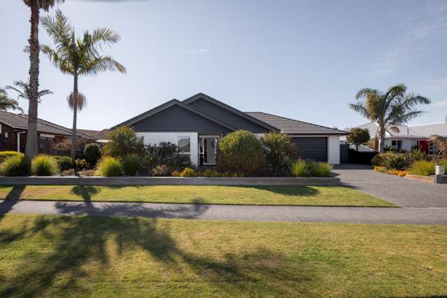 Modern Build in Popular Royal Palms