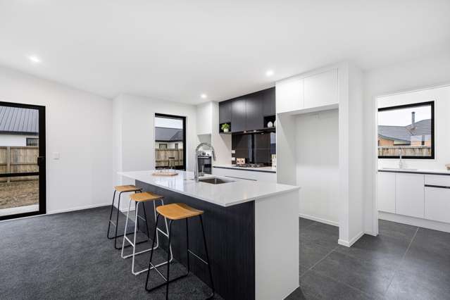 Immediate Possession - Vendor Says SELL!