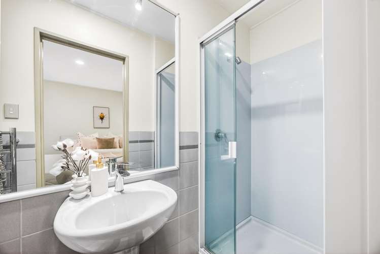 1/70B Carlisle Road Browns Bay_24