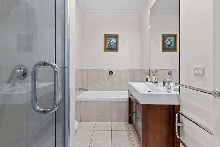 14 Heynes Place Clive_11