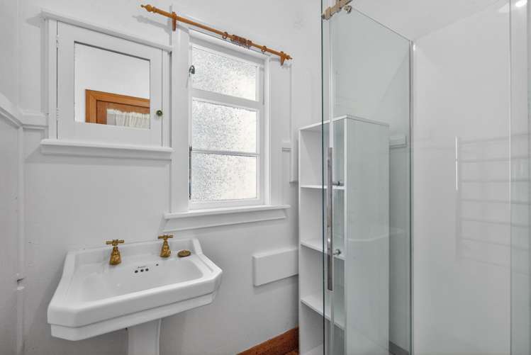 34 Riddlers Crescent Petone_10