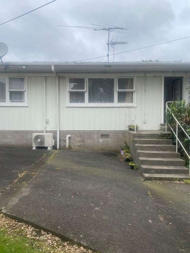 2 bedroom unit in handy location (Water & lawn...