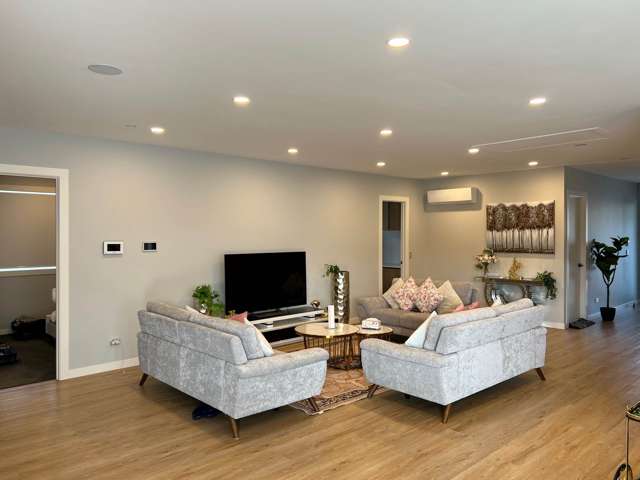 Spacious Modern Sanctuary in the Heart of Waim...