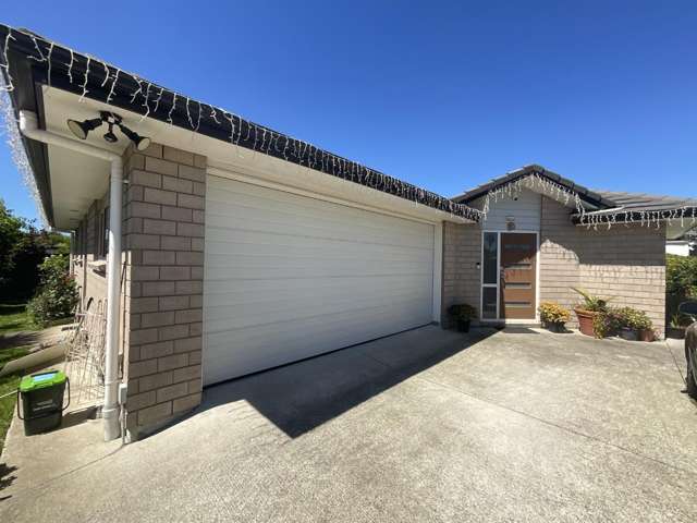 Spacious 4-Bedroom, 2-Bathroom Family Home with Double Garage in Papakura