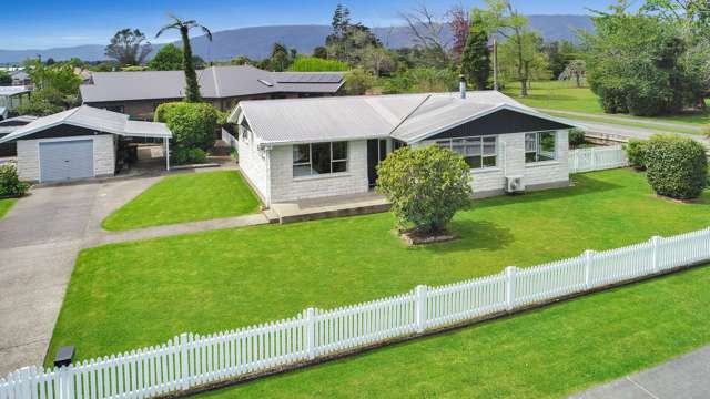 Sunny Retreat on a Large Corner Section!